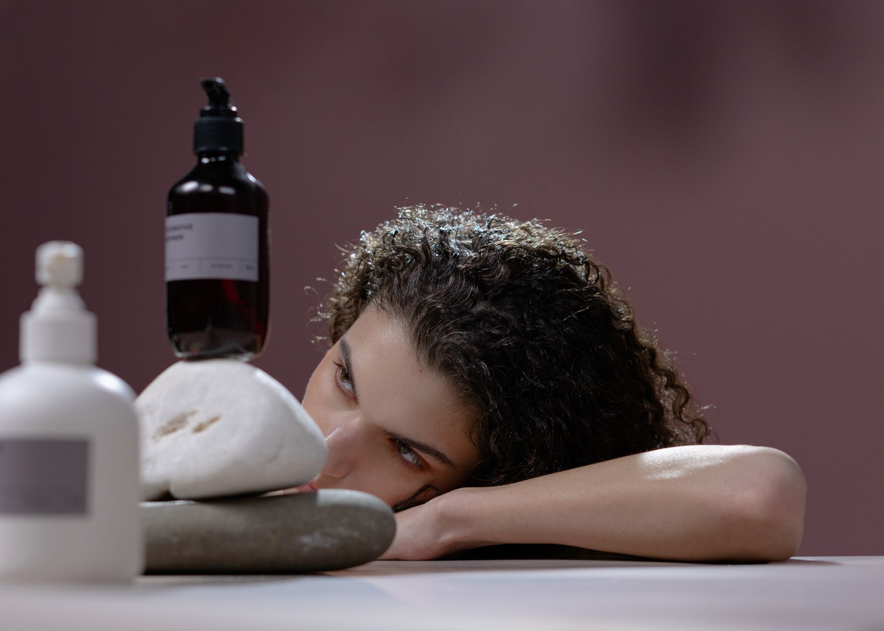 Creatorin erklärt ein Skincare-Produkt in die Kamera