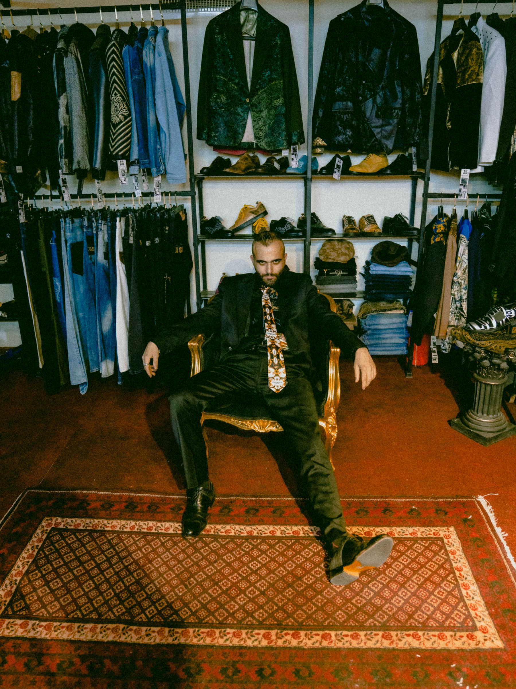 Vintage-Boutique mit Kleiderstangen, Second-Hand-Mode